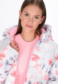 P gepolsterte Jacke mit floralen Mustern in Pastellfarben von Rosa, Grau und Blau. Verfügt über ein pinkes Futter, einen Reißverschluss und eine Kapuze.