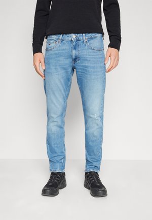 Tommy Jeans SCANTON - Prigludę džinsai - denim medium