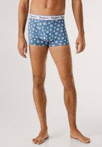 Blaue Baumwollboxershorts mit weißem, kreisförmigem Muster und elastischem Bund, der mit "Pepe Jeans" beschriftet ist. Enganliegendes Design mit einer Länge bis zur Mitte des Oberschenkels.