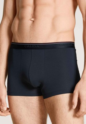Dunkelblaue Boxershorts aus glattem Material mit einer engen Passform und einem weichen, elastischen Bund mit "CALIDA"-Logo und dezenten Farbakzenten.