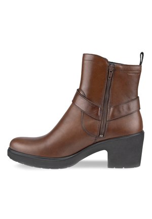 Braune Leder-Ankle-Boots mit einem seitlichen Reißverschluss, einem breiten Riemen um den Knöchel und einem klobigen schwarzen Absatz. Glatte Textur mit minimalen Nähten.
