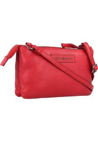 Borsa a tracolla rossa in pelle con chiusura a zip, tracolla regolabile e un'etichetta del marchio sul fronte. Design piatto e rettangolare con superficie liscia.