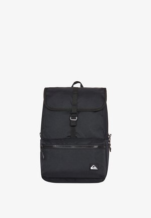 Schwarzer Rucksack mit umklappbarem Oberteil, verstellbarem Riemen, Vordertasche mit Reißverschluss, strukturiertem Oberflächen und Logo in der unteren rechten Ecke.