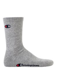 Grau gerippte Socke in mittlerer Länge, mit einem roten und blauen Logo an der Seite und "Champion" in Marineblau an der Zehe. Weiche Materialtextur.
