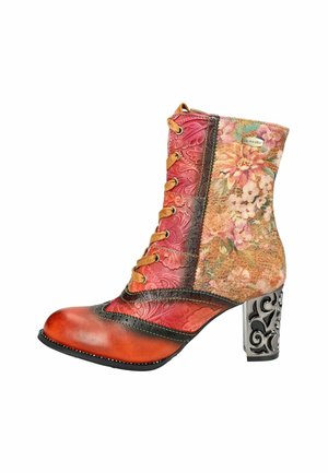 Vícebarevná šněrovací bota s květinovou a texturovanou kůží, oranžovou špičkou, složitým černým prošíváním a chunky podpatkem se stříbrnými detaily.