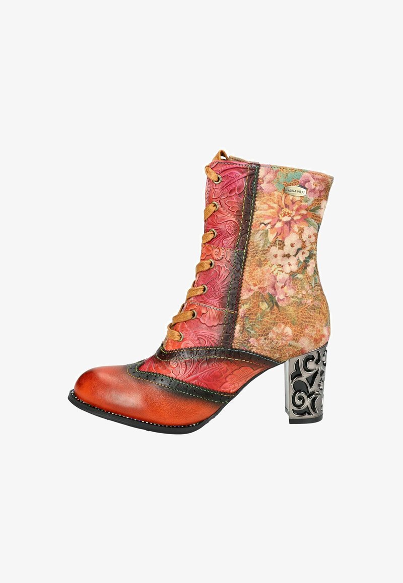 Stivale multicolore con lacci in pelle floreale e texturizzata, punta arancione, cuciture nere intricate e tacco chunky con riflessi argentati.