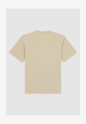 Camiseta beige de manga corta hecha de algodón suave. Diseño sencillo con escote redondo. Sin patrones ni gráficos visibles.