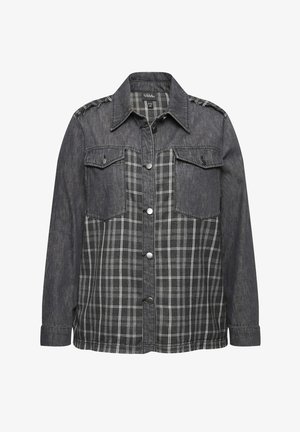Camisa de mezclilla con parte superior en gris oscuro y fondo de cuadros en blanco y negro. Cuenta con cierres de botones, bolsillos en el pecho y detalle en los hombros.