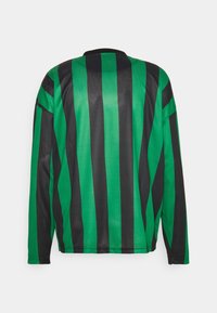 Jersey a maniche lunghe con righe verticali verdi e nere, collo rotondo e texture liscia; materiale simile a rete.