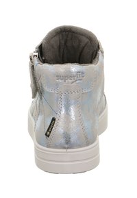 Metallisch silberner Knöchelboot mit Tarnmuster, aus Wildleder, weißer Sohle, Reißverschluss und GORE-TEX-Label an der Seite.