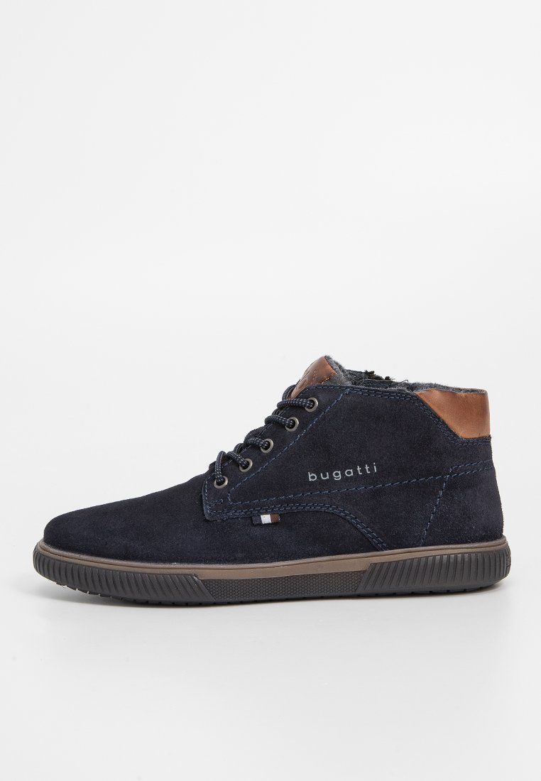 Botas de tobillo de ante azul marino con un acento de cuero marrón, con seis ojales, suela de goma texturizada y detalles del logo en el lateral.