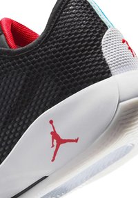 Sort og rød basketballsko med mesh-overdel, hvid sål og rød Jumpman-logo på siden og hælflappen.