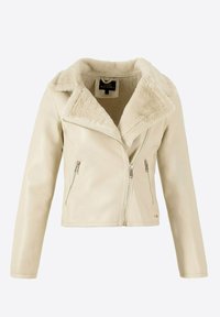 Giacca in ecopelle beige con collo foderato in pelliccia, zip frontale asimmetrica e due tasche laterali con zip. Texture liscia, design aderente.