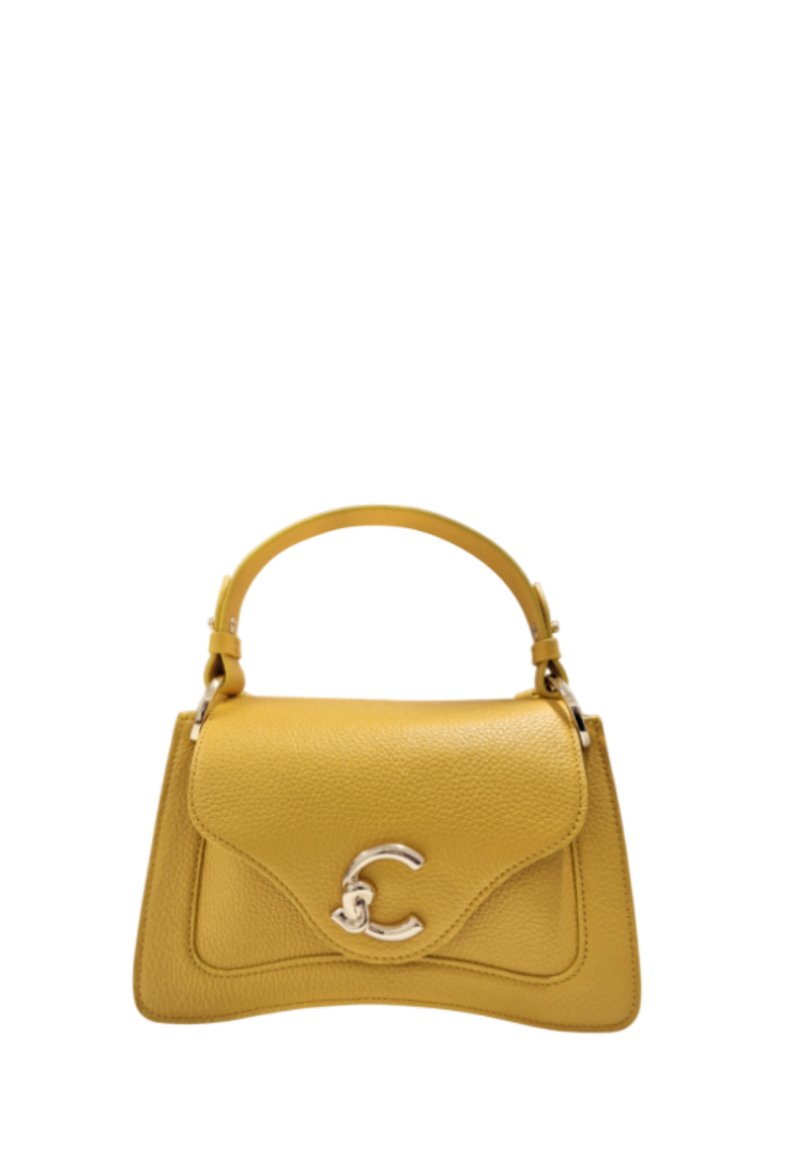 Borsa a tracolla gialla in pelle con forma strutturata, patta frontale e hardware logo in argento. Presenta una maniglia corta e una superficie texturizzata.