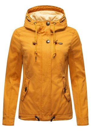 Żółta kurtka z kapturem, zapinana na frontowe guziki, z troczkami przy kapturze i dolnym brzegu oraz dwoma kieszeniami na patki zapinanymi na guziki na wysokości talii.