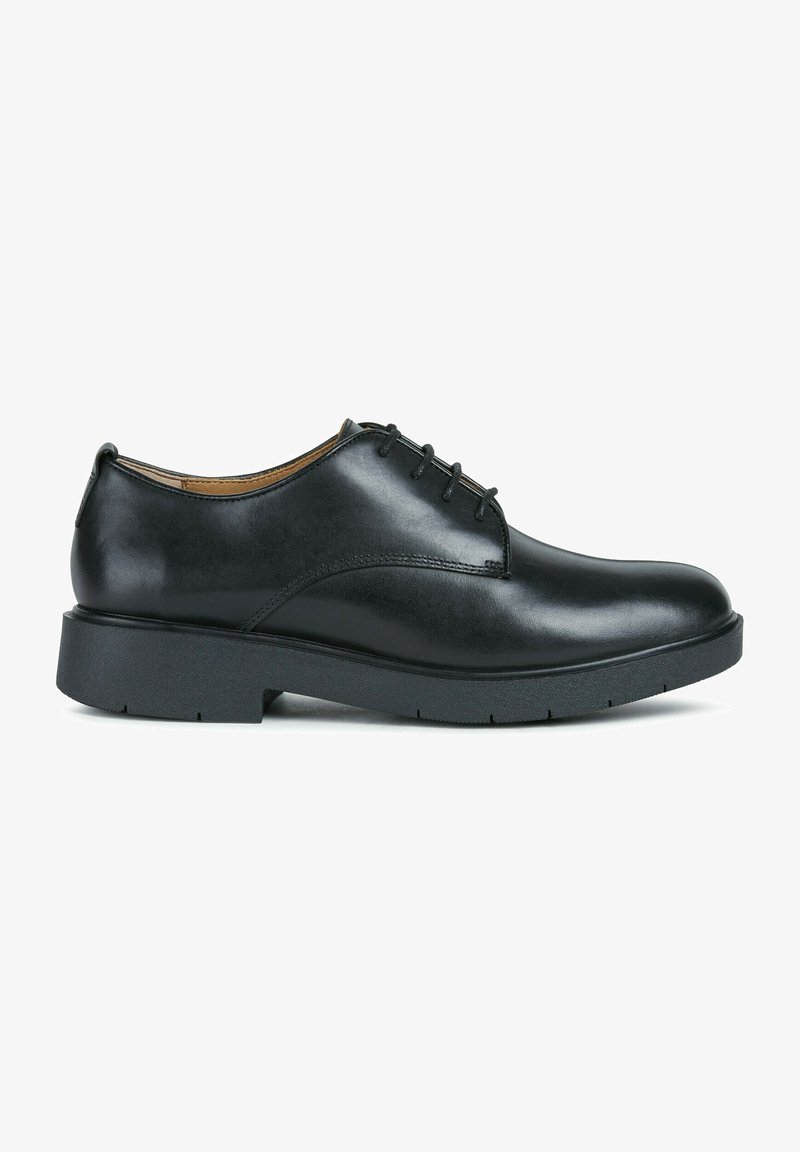 Chaussures noires en cuir avec laçage, finition lisse, bout arrondi et une épaisse semelle en caoutchouc noir. Présente des détails de couture subtils.