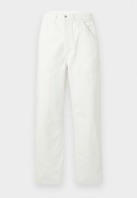 Λευκό παντελόνι με ίσια γραμμή, εμπρόσθιες τσέπες, θηλιές για ζώνη και κούμπωμα με κουμπί στη μέση, σε απλό φόντο.