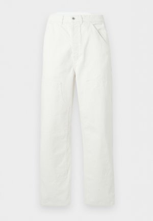 Biele nohavice s rovnými nohavicami, prednými vreckami, pútkami na opasok a zapínaním na gombík v páse, zobrazené na jednofarebnom pozadí.