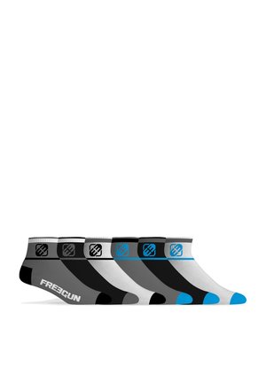 Chaussettes de cheville colorées en pack de cinq, présentant des matériaux noirs, gris et blancs, avec des embouts contrastants et des accents de logo.