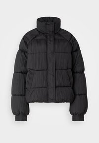 Jachetă puf cu un guler înalt, de culoare neagră, având un design matlasat, măneci elastice și buzunare laterale. Fabricată dintr-un material texturat.