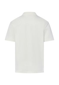 Camisa tipo polo blanca de algodón con mangas cortas, cuello clásico y una textura limpia y suave. No se observan patrones ni detalles.
