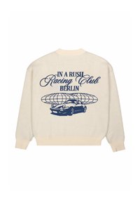 Pull en maille couleur crème avec un motif graphique bleu représentant une voiture, un globe terrestre et le texte "IN A RUSH Racing Club BÉRLIN" au dos.