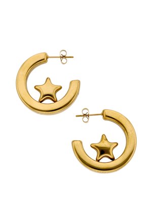Złote kolczyki koła z zawieszką w kształcie gwiazdy wewnątrz każdego koła, z zapięciem na sztyft, na białym tle.