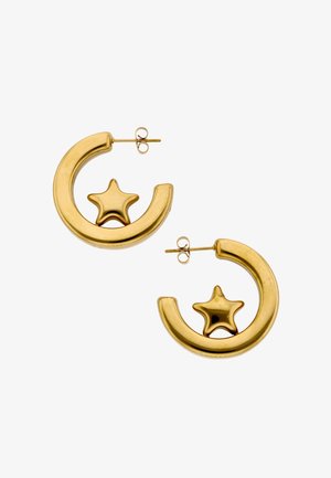 Gouden oorringen met een stervormige hanger aan de binnenkant van elke ring, voorzien van een sluiting met pen achterop, op een witte achtergrond.