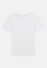 Άσπρο κοντομάνικο μπλουζάκι με στρογγυλή λαιμόκοψη, κατασκευασμένο από μαλακό βαμβακερό ύφασμα. Απλός σχεδιασμός, χωρίς σχέδια ή διακοσμητικά.