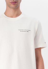 Tommy Hilfiger PHOTO PRINT GRAPHIC TEE - T-shirts med print - ivory petal