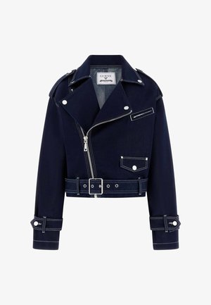 Marineblaue kurze Bikerjacke mit silbernem Reißverschluss, Gürtelschnalle, Druckknopftasche und weißer Kontrastnaht.