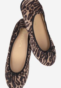 Ballerines imprimées léopard avec bordure noire, dotées d'une semelle plate, d'une texture douce et d'un détail noeud à l'avant.