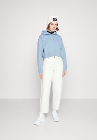 Calvin Klein Jeans BADGE WIDE SLEEVES CROP  HOODIE - Ikdienas džemperis - iceland blue