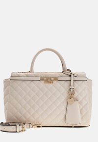 Beige gesteppte Handtasche mit goldenen Beschlägen, zwei Griffen und einem abnehmbaren Schultergurt. Mit einem Schlüsselanhänger und dem Markenlogo.