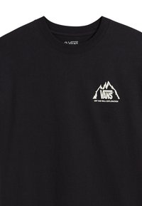 Černé bavlněné tričko s kulatým výstřihem. Na hrudi má bílo-černý grafický motiv hory a text "VANS OFF THE WALL EXPLORATION".
