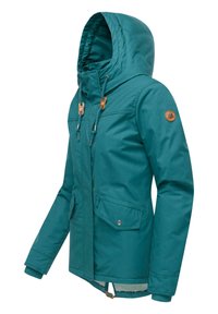 Teal vattentät jacka med justerbar huva, framfickor och bruna accenter. Har slätt tyg och en strömlinjeformad design.