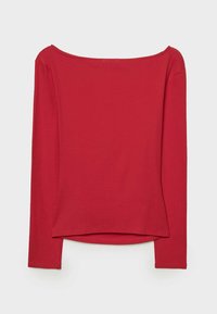 Rode langekleurige top met een off-the-shoulder halslijn, gemaakt van zachte stof, met een rechte snit en een iets gebogen zoom.