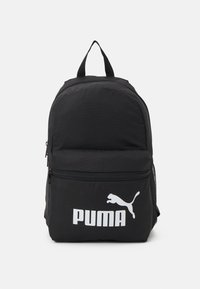 Zaino in tessuto nero con forma arrotondata, tasca frontale con zip, tasca laterale in rete e grande logo "PUMA" bianco. Manico in cima per il trasporto.