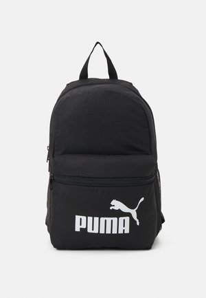 Zaino in tessuto nero con forma arrotondata, tasca frontale con zip, tasca laterale in rete e grande logo "PUMA" bianco. Manico in cima per il trasporto.