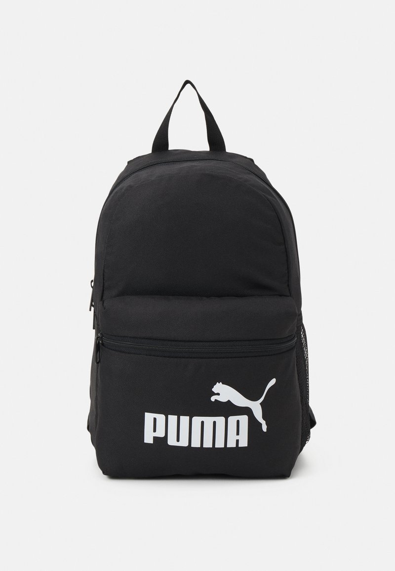 Zaino in tessuto nero con forma arrotondata, tasca frontale con zip, tasca laterale in rete e grande logo "PUMA" bianco. Manico in cima per il trasporto.