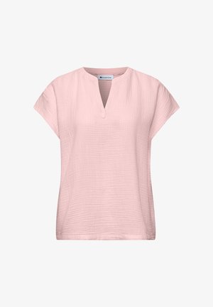 Vaaleanpunainen lyhythihainen pusero, jossa on teksturoidusta kankaasta valmistettu ja pieni V-kaula-aukko, jossa on napin lenkki kaula-aukossa.