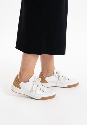 Weiße Sneakers mit braunen Wildlederakzenten, runder Zehenpartie, Schnürdesign, strukturiertem Obermaterial und Gummisohle. Mit Knöchelstütze ausgestattet.