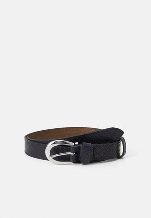 Cintura in pelle blu navy con una finitura testurizzata, dotata di una fibbia in metallo argentato e di un rivestimento interno liscio. Accentuata da dettagli cuciti.