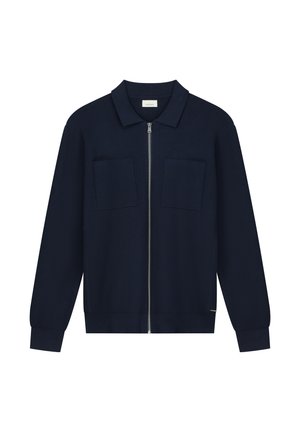 Marineblå zip-up jakke med krave, to forlommer, ribbede manchetter og en glat tekstur. Enkel design uden synlige mønstre.