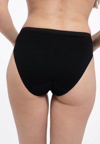 Schwarze Baumwollunterhosen mit einem hochgeschnittenen Design. Der Stoff ist glatt und hat eine nahtlose Verarbeitung an den Kanten für zusätzlichen Komfort.