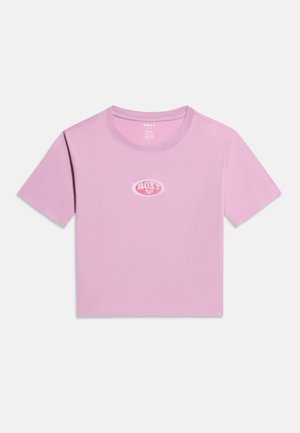 Lilla kortermet cropped t-skjorte med rund hals og liten hvit og rosa "ROXY"-logo midt på brystet.