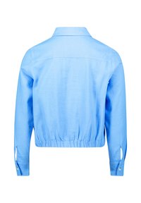 Chemise courte bleu clair en tissu doux, présentant un col classique, des poignets à boutons et un ourlet élastique pour un look ajusté.