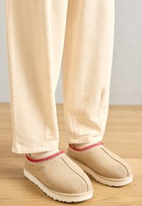 Unselected, sand/dark cherry