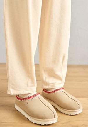 TASMAN II - Clogs - sand/dark cherry