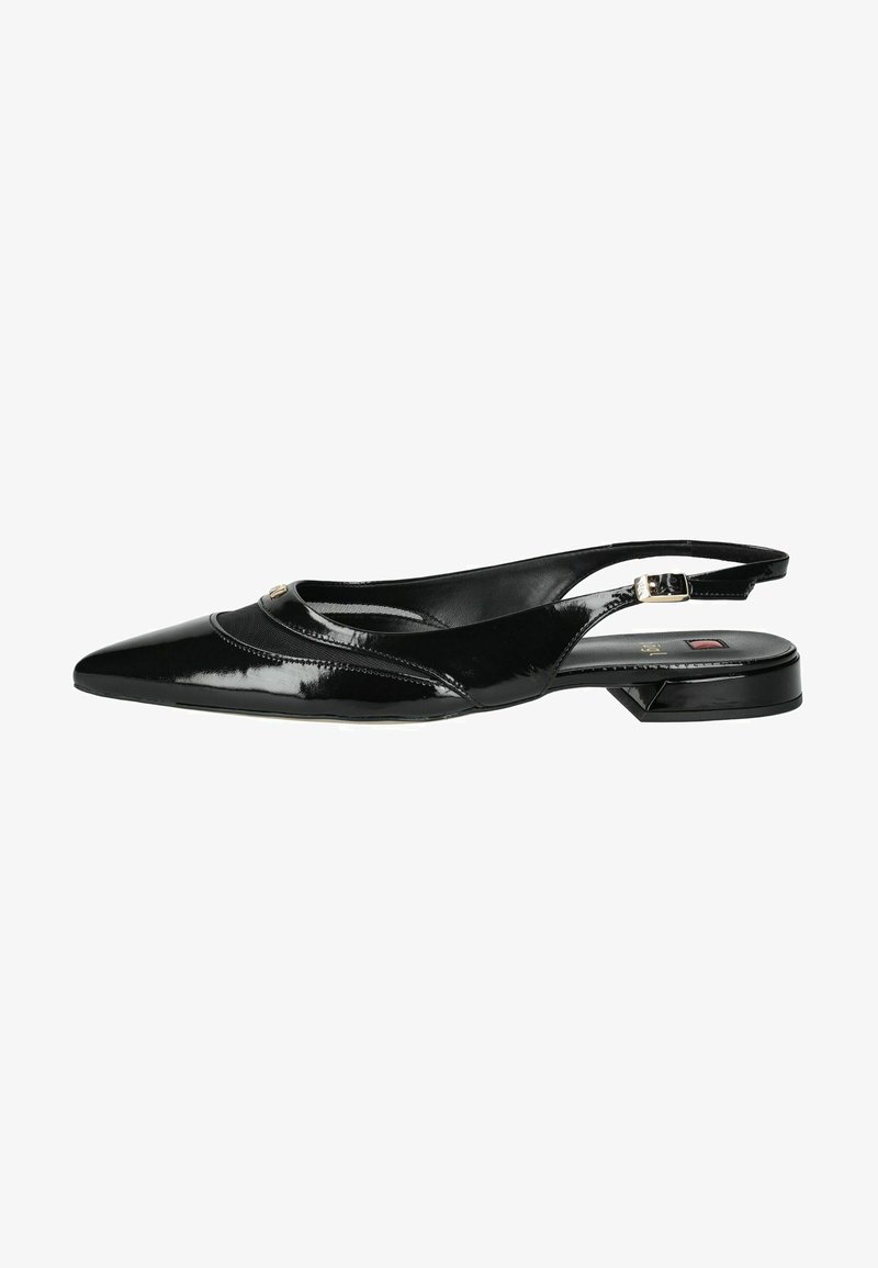 Chaussure à bride arrière pointue en cuir verni noir avec petit talon carré bas et petite boucle dorée sur la bride.